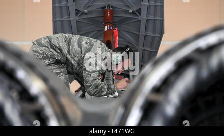 Sergente tecnico ed McGaughey, 104th gruppo di manutenzione degli aeromobili Sistemi pneudraulic tecnico di manutenzione, ispeziona una nuova velocità attuatore del freno su un F-15 Eagle, il 14 marzo 2019, presso Barnes Air National Guard Base, Massachusetts. La velocità break è un volo di una superficie di controllo che viene utilizzata dai piloti per controllare il trascinamento. Foto Stock