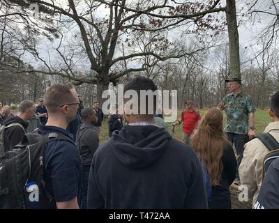 Il dott. "Jay" Boyd istruisce gli studenti dal Cappellano del funzionario di Base Corso di Leadership al Cowpens National Battlefield Park. Foto Stock