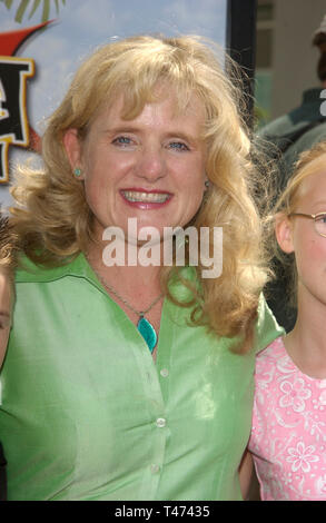 LOS ANGELES, CA. Giugno 01, 2003: attrice Nancy CARTWRIGHT & famiglia presso il Los Angeles premiere del suo nuovo film Rugrats Go Wild. Foto Stock