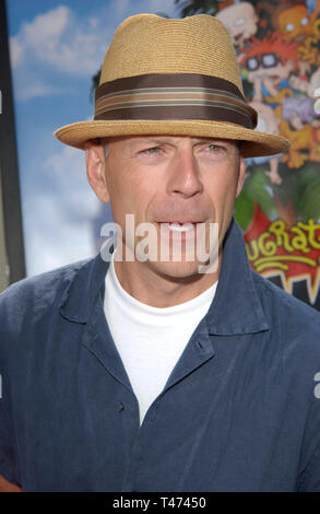 LOS ANGELES, CA. Giugno 01, 2003: attore Bruce Willis presso il Los Angeles premiere del suo nuovo film Rugrats Go Wild. Foto Stock