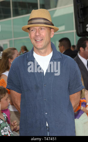 LOS ANGELES, CA. Giugno 01, 2003: attore Bruce Willis presso il Los Angeles premiere del suo nuovo film Rugrats Go Wild. Foto Stock