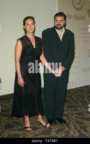 LOS ANGELES, CA. Giugno 02, 2003: attrice Elizabeth Perkins & marito Julio MACAT al trentesimo anniversario di donne in Film Crystal e Lucy Awards in Beverly Hills. Foto Stock