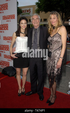 LOS ANGELES, CA. Giugno 10, 2003: Attore MARTIN LANDAU & fidanzata (a destra) & figlia JULIETTE LANDAU presso il Los Angeles premiere del suo nuovo film di omicidio di Hollywood. Foto Stock