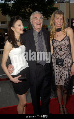 LOS ANGELES, CA. Giugno 10, 2003: Attore MARTIN LANDAU & fidanzata (a destra) & figlia JULIETTE LANDAU presso il Los Angeles premiere del suo nuovo film di omicidio di Hollywood. Foto Stock