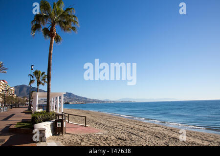 La spiaggia pubblica e il lungomare, Fuengirola, Costa del Sol, Spagna. Foto Stock