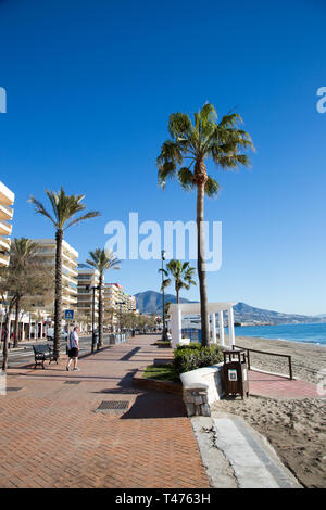 La spiaggia pubblica e il lungomare, Fuengirola, Costa del Sol, Spagna. Foto Stock