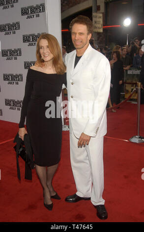 LOS ANGELES, CA. Luglio 09, 2003: il produttore Jerry Bruckheimer & moglie alla premiere mondiale a Los Angeles, del suo nuovo film Bad Boys II. Foto Stock