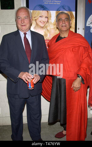 LOS ANGELES, CA. Luglio 29, 2003: Direttore James Ivory (sinistra) e produttore Ismail Merchant presso il Los Angeles premiere del loro nuovo film Le divorzio. Foto Stock