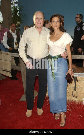 LOS ANGELES, CA. Agosto 11, 2003: Attore Robert Duvall & moglie a premiere mondiale, a Hollywood, del suo nuovo film serie aperta. Foto Stock