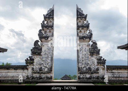 Le porte del cielo. Una popolare attrazione turistica a pura Penataran Agung Lempuyang (Lempuyang tempio) a Bali, in Indonesia Foto Stock