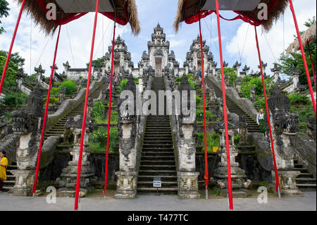I portali Paduraksa portando a medio sanctum (jaba tengah) di Pura Penataran Agung Lempuyang (Lempuyang tempio) a Bali, in Indonesia Foto Stock