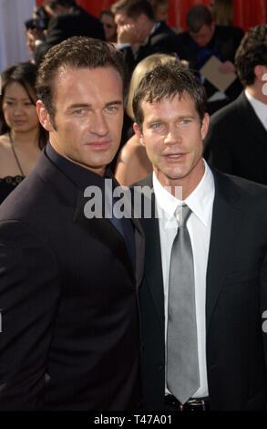 LOS ANGELES, CA. 21 settembre 2003:/Nip tuck stelle JULIAN McMAHON (sinistra) & DYLAN WALSH al 55t annuale di Emmy Awards a Los Angeles. Foto Stock