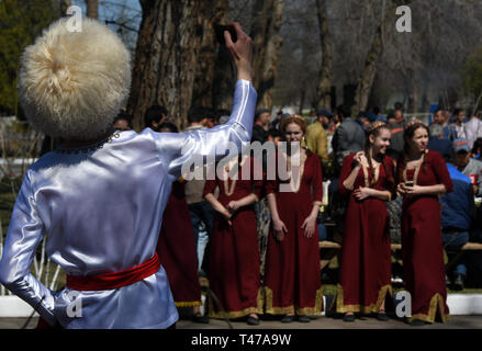 Popolazioni turche che danzano sulla celebrazione Nowruz in Astrakhan, Russia. Foto Stock