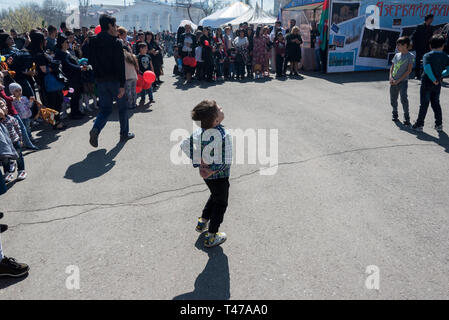 Popolazioni turche che danzano sulla celebrazione Nowruz in Astrakhan, Russia. Foto Stock