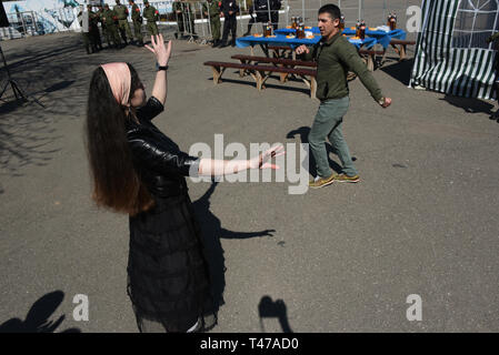 Popolazioni turche che danzano sulla celebrazione Nowruz in Astrakhan, Russia. Foto Stock