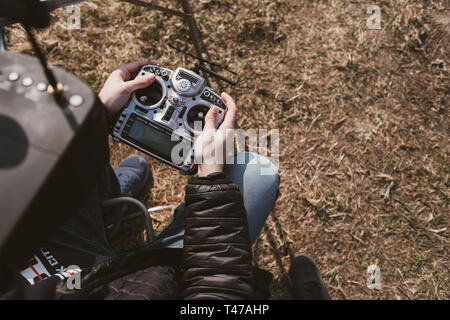 Un uomo gestisce FPV drone in occhiali VR Foto Stock