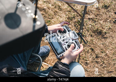 Un uomo gestisce FPV drone in occhiali VR Foto Stock