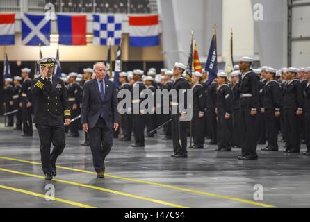 Grandi laghi, Ill. (15 marzo 2019) Congressman Joe Courtney, Connecticut 2° distretto, e Capt. Erik Thors, comandante, assumere il comando di formazione (RTC) ricevere saluta dalla laurea divisioni durante una passata in rassegna la cerimonia di laurea in RTC. Courtney è servita come la revisione di officer per la cerimonia. Più di 35.000 reclute graduate annualmente dalla marina è solo di boot camp. Foto Stock