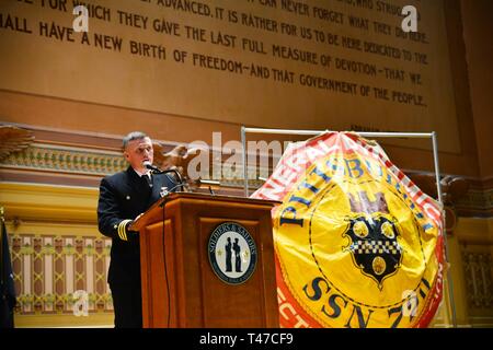 PITTSBURGH, Pa. (Mar. 15, 2019) comandante della centrale nucleare-powered Los Angeles-classe, fast-attacco sommergibile USS Pittsburgh (SSN 720), la Cmdr. Jason Deichler, da Scott Township, Pa., parla ai membri del consiglio di Pittsburgh della Lega Navale degli Stati Uniti a un premio a banchetto in onore di un equipaggio di Pittsburgh e area locale marinai. Pittsburgh equipaggi partecipano a vari eventi intorno a Pittsburgh per la consapevolezza di portare gli Stati Uniti La marina ha la missione. La Marina è veloce-sottomarini d'attacco sono progettati per raccogliere e distruggere il nemico sommergibili e navi di superficie; distribuire missili e spe Foto Stock