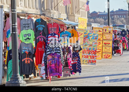 Colorato T-shirt e negozio di souvenir sulla quattordicesima strada Washington DC Foto Stock