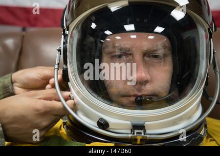 Stati Uniti Air Force Senior Airman James Jackson, fisiologia tecnico, 99th Expeditionary squadrone di ricognizione, stringe l'ultima vite sul casco di U-2 Dragon Lady pilota, all'aria 380 Ala Expeditionary, Al Dhafra Air Base, Emirati arabi uniti, Marzo 15, 2019. Comunemente indicato come il più difficile di aerei di volare in tutto il mondo, l'U-2 Dragon Lady è stata ospite a meno di quindici-cento piloti fin dal primo volo nel 1955. Foto Stock