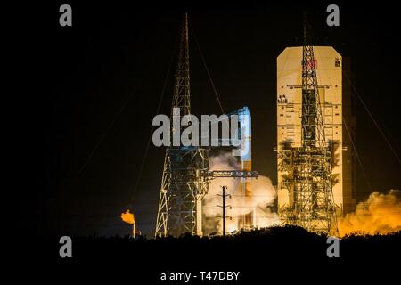 Gli Stati Uniti Air Force del decimo Wideband Global Satcom satellite di comunicazione (WGS-10) sulla cima di un United Launch Alliance Delta 4 rocket solleva il Venerdì, Marzo 15, 2019 a 8:26 PM EST from Space Launch Complex-37B alla Cape Canaveral Air Force Station, Florida. Foto Stock