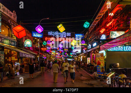 Siem Reap, Cambogia - 11 Gennaio 2018: Colouful luci al neon di Pub Street. Si tratta di un popolare night area di intrattenimento per i turisti. Foto Stock