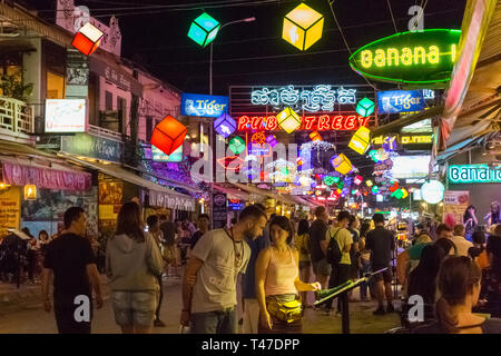 Siem Reap, Cambogia - XV Gennaio 2018: colorate luci luminose, Pub Street. La zona è popolare con i turisti. Foto Stock