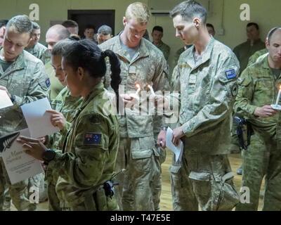 Soldati provenienti da Australia, Inghilterra, Germania, Nuova Zelanda e Stati Uniti si sono riuniti insieme al Camp Taji complesso militare, Iraq, 17 marzo 2019, per un memoriale di servizio nel rispetto delle vittime colpite dal Christchurch, Nuova Zelanda attacco terroristico. L'attacco ha avuto luogo Venerdì, Marzo 15, 2019. Le forze della coalizione in presenza sono tutti parte della Combined Joint Task Force - Funzionamento inerenti risolvere, che lavora con partner le forze per sconfiggere Daesh e impostare condizioni per seguire-sulle operazioni per aumentare la stabilità regionale. Foto Stock