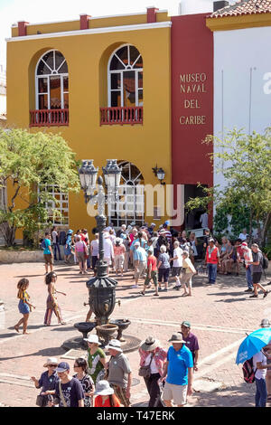 Cartagena Colombia,Museo Naval del Caribe,museo di storia navale,plaza,uomo uomo maschio,donna donne,anziani cittadini,visite guidate,publ Foto Stock