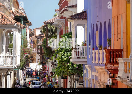 Cartagena Colombia, storica architettura coloniale, strada stretta, balconi, occupato, COL190122027 Foto Stock