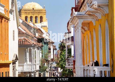 Cartagena Colombia, strada stretta, balconi, architettura coloniale, tetti di tegole, cupola, Convento de Santo Domingo, convento chiesa, COL190122028 Foto Stock