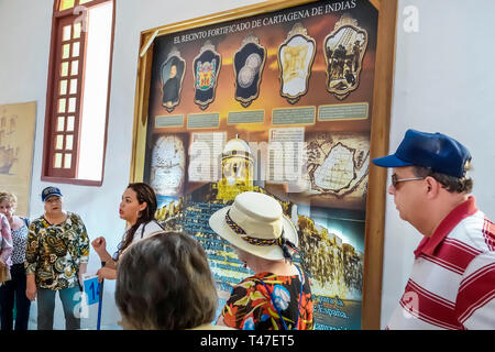Cartagena Colombia,Museo Naval del Caribe,Museo navale caraibico,residenti ispanici,residenti,uomini maschi,donne femmine donne,tour guidato,interpretativo Foto Stock