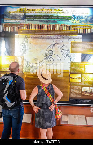 Cartagena Colombia,Museo Naval del Caribe,Museo navale caraibico,mostra interpretativa,Canal del Dique,Levee Channel,uomo uomo maschio,donna donna donna femmina,lo Foto Stock