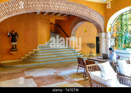 Cartagena Colombia,Hotel Charleston Santa Teresa,hotel,edificio lobby interna,scale,arco,donna donne,concierge,COL190122054 Foto Stock