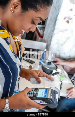 Cartagena Colombia,Peru Fusion,ristorante ristoranti ristorazione caffè caffè,ristoranti,residenti ispanici,residenti,donne donne donna,cameriera dipendente w Foto Stock