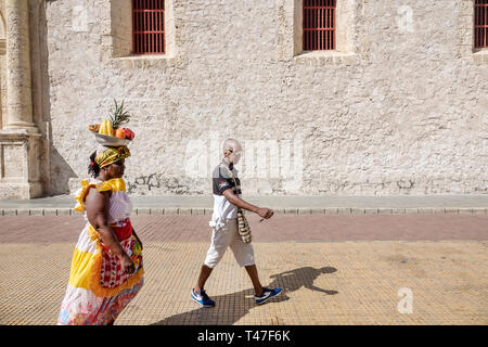 Cartagena Colombia,Black Afro Caribbean Palenquera,donna femminile,venditore di frutta,costume tradizionale,simbolo del patrimonio culturale,ciotola di trasporto sulla testa, Foto Stock