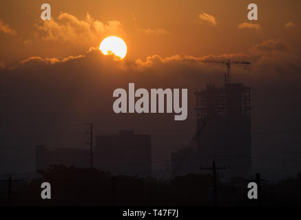 Il sole sorge su una nuova costruzione ad Austin, Texas Foto Stock