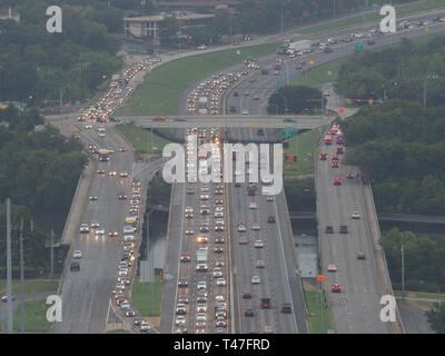 Auto che viaggiano su e giù per la i-35 ad Austin, Texas Foto Stock