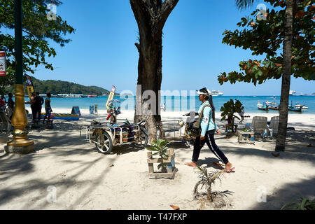 Bellissimo paesaggio Patong Beach . cielo soleggiato in estate, famose attrazioni di Isola di Phuket in Thailandia Foto Stock