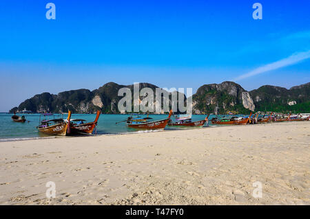 Barca a Patong Beach . cielo soleggiato in estate, famose attrazioni di Isola di Phuket in Thailandia Foto Stock