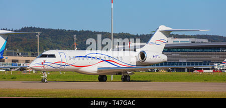 Kloten, Svizzera - 30 Settembre 2016: Un Bombardier Global jet 6000 all'aeroporto di Zurigo. Il Bombardier Global 6000 è una grande cabina di business jet uomo Foto Stock