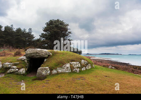 Antica camera sepolcrale Innisidgen Carn superiore, St. Mary's, isole Scilly, REGNO UNITO Foto Stock