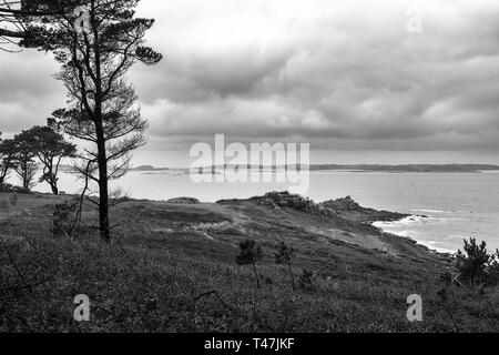 Innisidgen e la vista sul palanchino, St. Mary's, isole Scilly, UK, su un giorno di tempesta: versione in bianco e nero Foto Stock