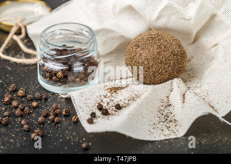 Delicatezza round piccolo formaggio con pepe nero e aglio. Belper knolle. Antipasto piccante per i buongustai. Messa a fuoco selettiva Foto Stock