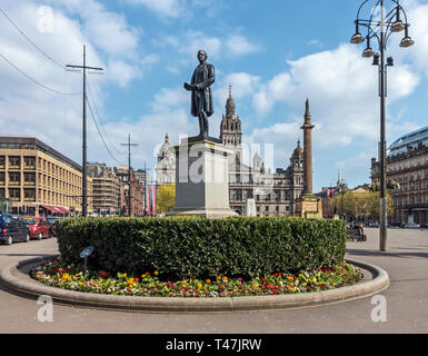 Statua di Robert Peel in George Square Glasgow Scotland Regno Unito con Glasgow City Chambers dietro Foto Stock
