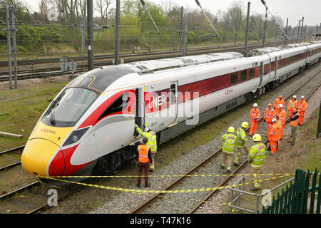 Il fuoco e il servizio di soccorso condotta personale di accesso di emergenza la sperimentazione di una nuova LNER Azuma treno ad alta velocità prima della loro introduzione in servizio, a York, Regno Unito Foto Stock