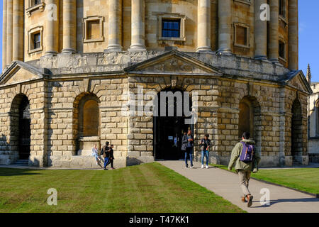 Università di Oxford gli studenti a Radcliffe Camera, sale di lettura che è parte della biblioteca Bodleian biblioteche. Foto Stock