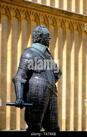 La statua di Guglielmo Herbert, 3° Conte di Pembroke nelle vecchie scuole' Quad Cortile presso la Bodleian Library a Oxford University, Foto Stock