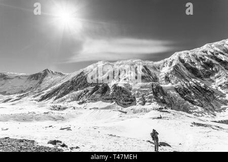 Annapurna, Nepal - Novembre 13, 2015: Turistica prende le immagini del Himalaya montagne vicino Tilicho lake, Annapurna Circle, Nepal. Foto Stock